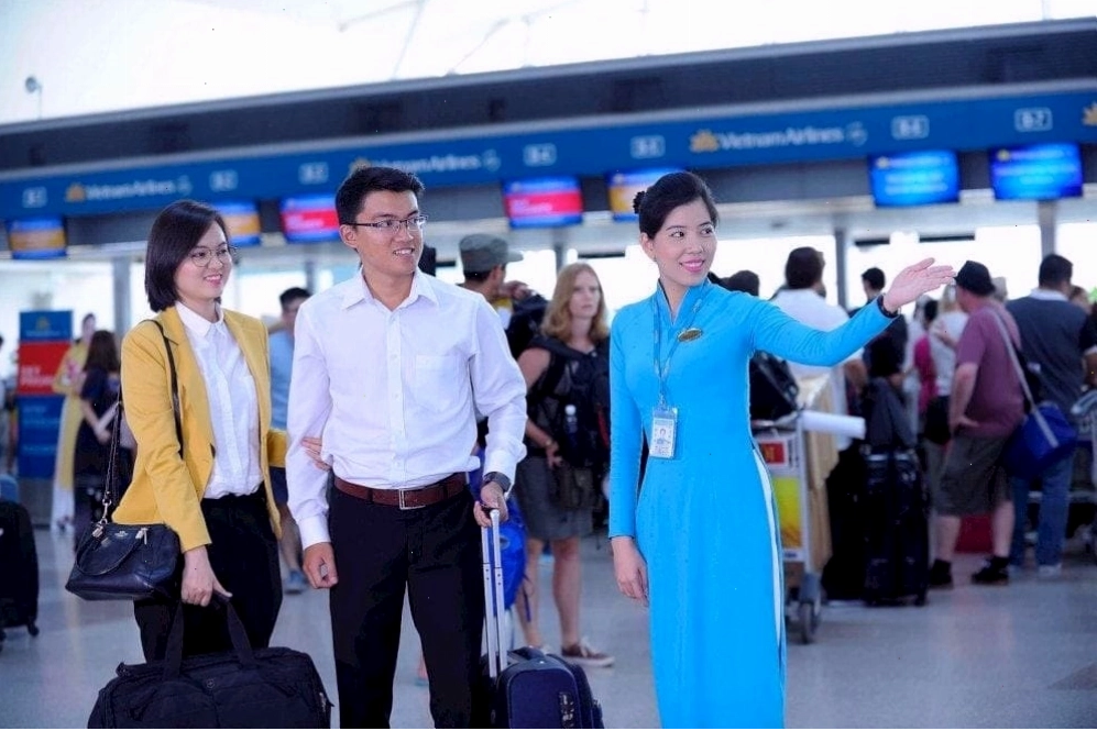Di chuyển bằng máy bay là lựa chọn tiết kiệm chi phí và thời gian cho du khách ở xa khi đến Quy Nhơn
