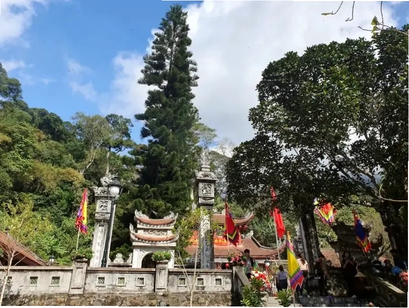 Di chuyển nội bộ trong Thiền viện Trúc Lâm Tây Thiên