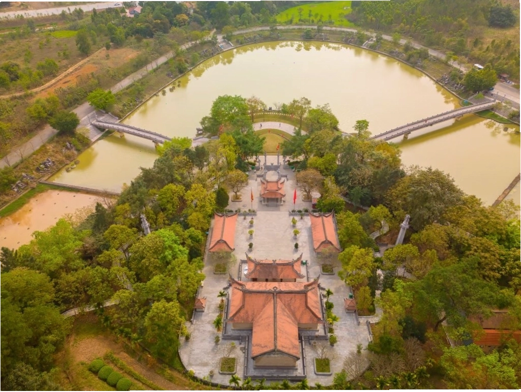 Di tích lịch sử Đền Hùng nhìn từ trên cao
