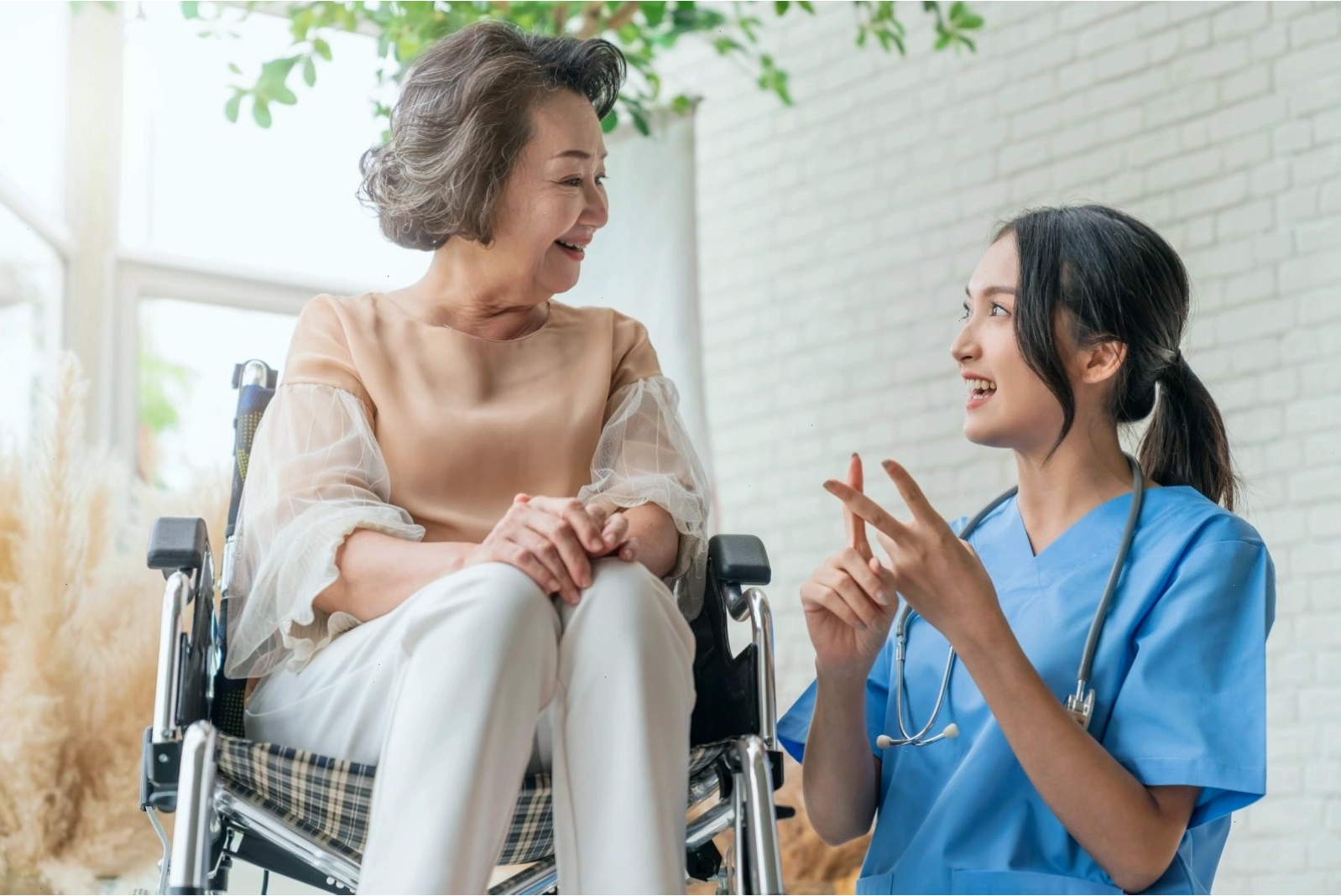 Điều dưỡng viên đang thăm khám cho bệnh nhân tại nhà