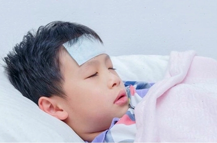 Đọc kỹ hướng dẫn sử dụng miếng dán hạ sốt cho trẻ