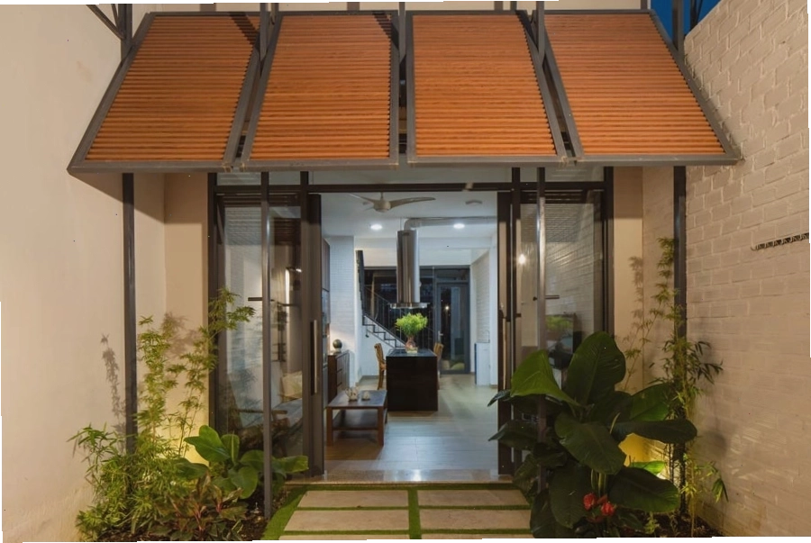 Đội ngũ thi công đang xây dựng nhà cấp 4 theo bản vẽ thiết kế
