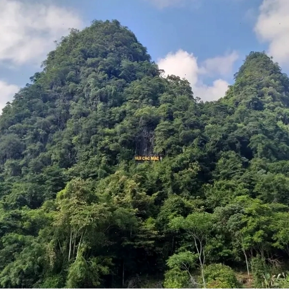 Dòng suối trong xanh chảy quanh chân Núi Các Mác