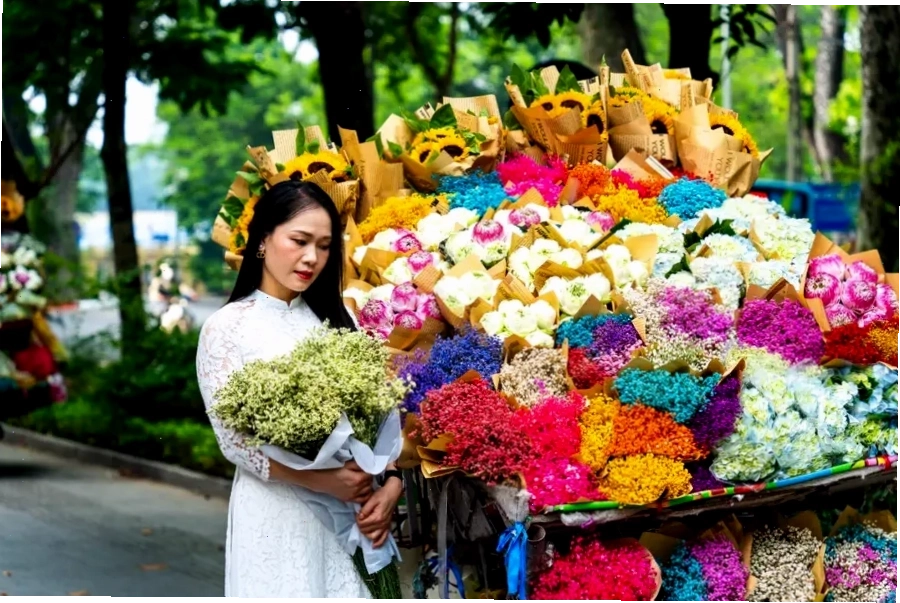 Du khách check-in tại những gánh hoa đầy sắc màu trên phố Phan Đình Phùng