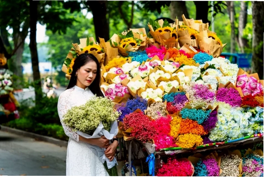 Du khách chụp ảnh cùng những gánh hoa tại phố Phan Đình Phùng