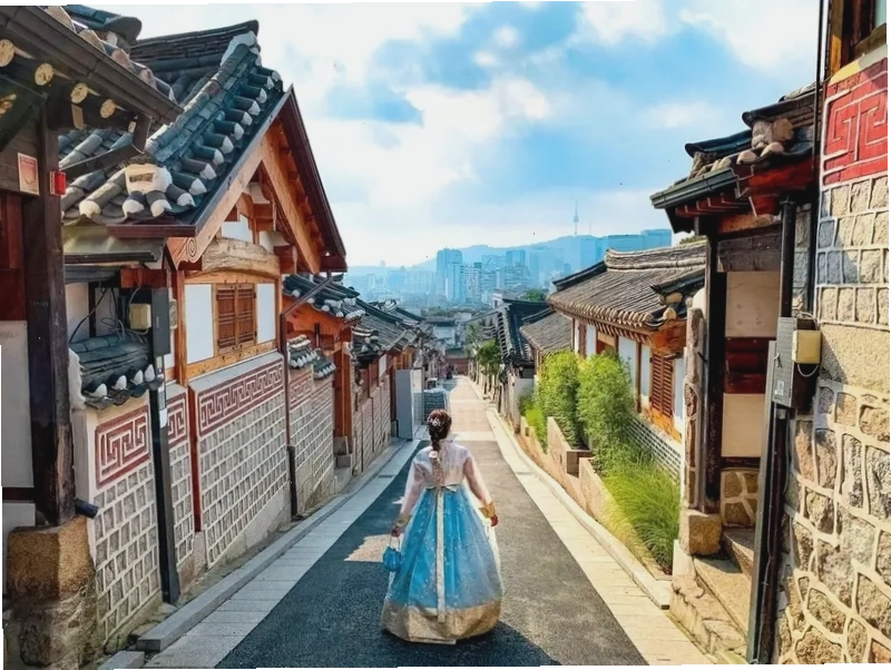 Du khách chụp ảnh kỷ niệm tại làng Bukchon Hanok