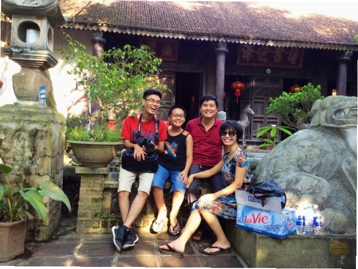 Du khách chụp ảnh lưu niệm tại Việt Phủ Thành Chương