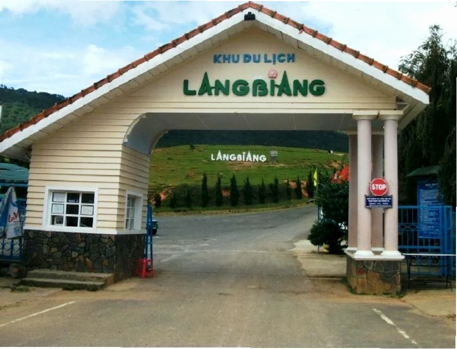 Du khách cưỡi ngựa khám phá cảnh quan núi Langbiang