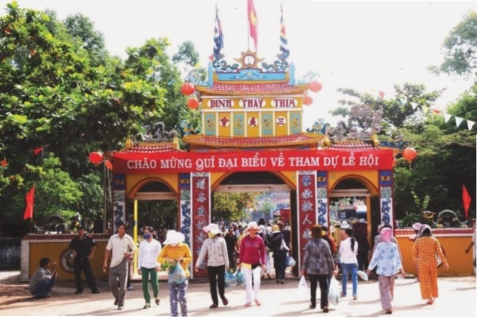 Du khách dâng hương tại Dinh Thầy Thím