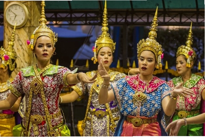 Du khách dâng lễ và tìm hiểu văn hóa
