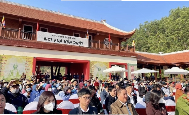 Du khách hành hương lên Am Ngọa Vân