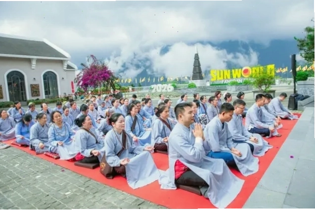 Du khách hành hương về Fansipan