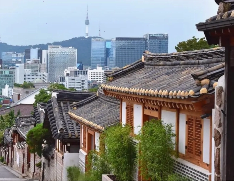 Du khách khám phá các con phố tại làng Bukchon Hanok