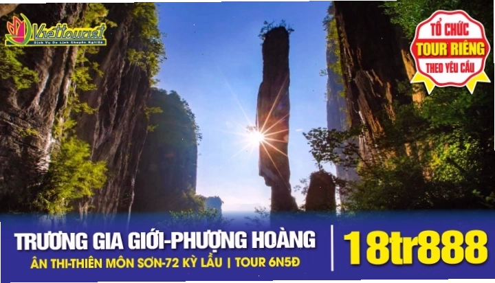 Du khách khám phá vẻ đẹp cổ kính của Phượng Hoàng Cổ Trấn