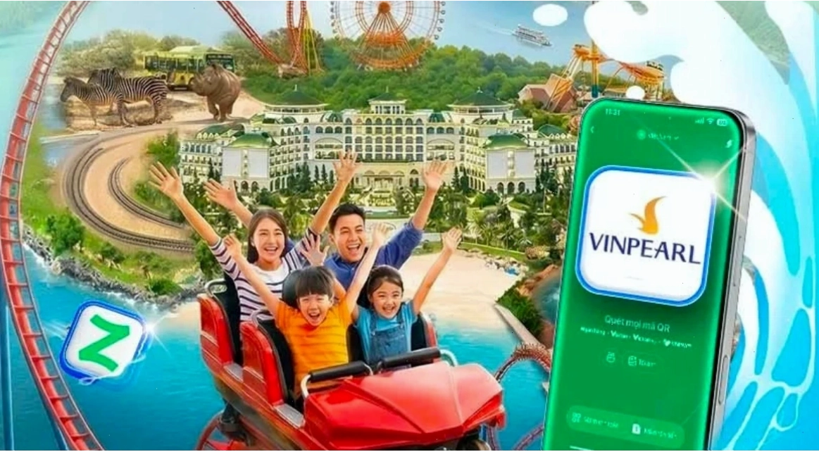 Du khách tham quan Chùa Cầu Hội An