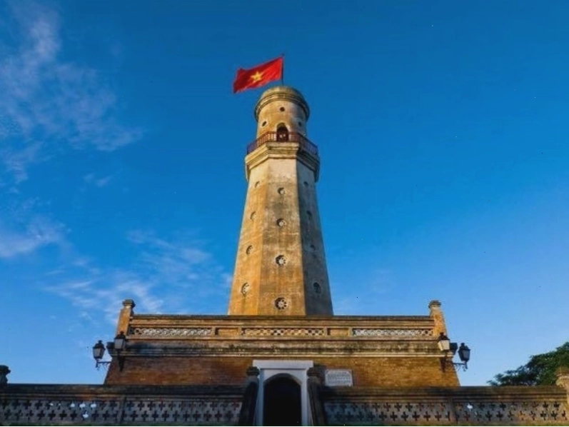 Du khách tham quan Cột cờ Nam Định