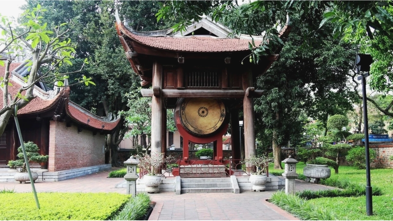 Du khách tham quan không gian xanh mát tại Văn Miếu