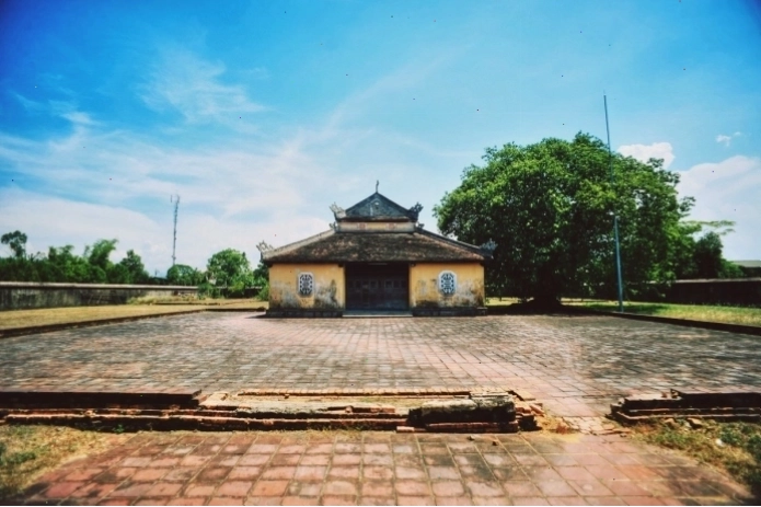 Du khách tham quan khu vực Đàn Nam Giao Huế