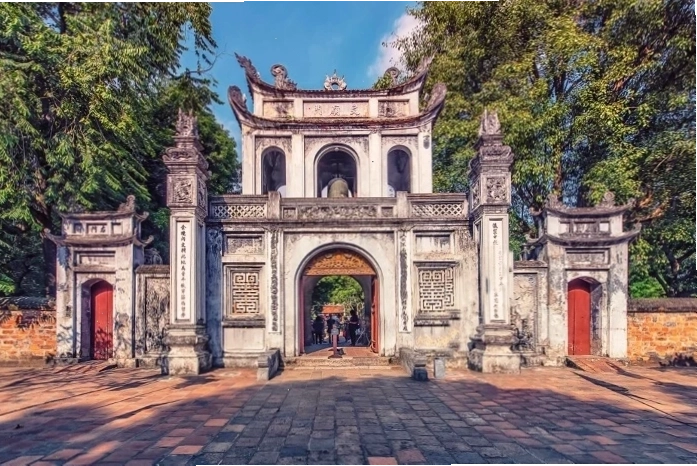 Du khách tham quan khu vực Giếng Thiên Quang tại Văn Miếu