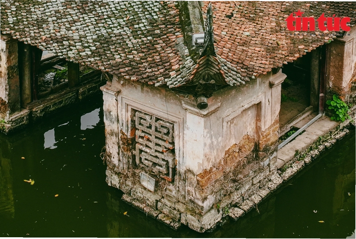 Du khách tham quan khu vực Thủy Đình
