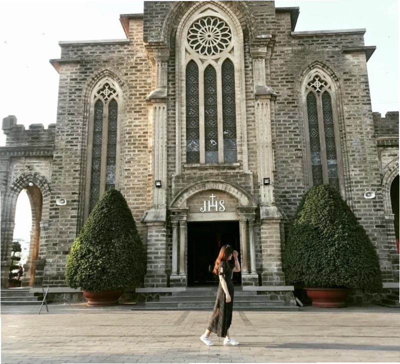 Du khách tham quan Nhà thờ Đá Nha Trang