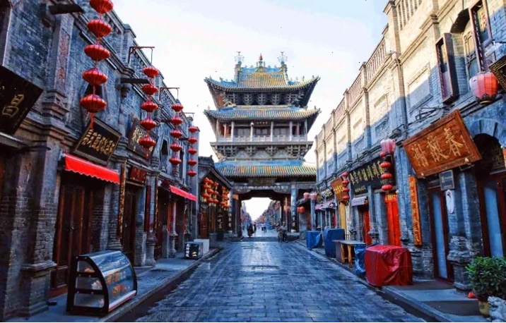Du khách tham quan Nhạn Môn Quan, trải nghiệm không gian lịch sử.