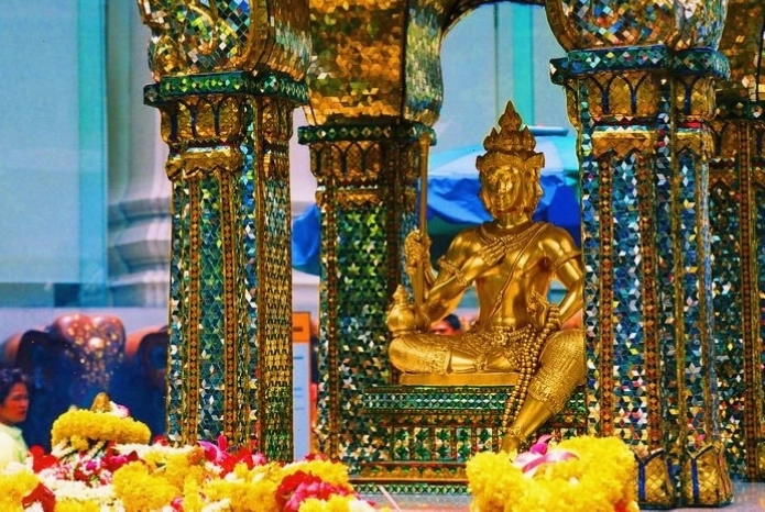 Du khách tham quan tượng Phật tại Thái Lan