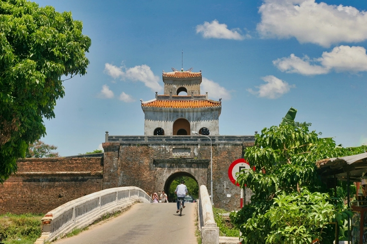 Du khách tham quan và chụp ảnh tại Kinh thành Huế