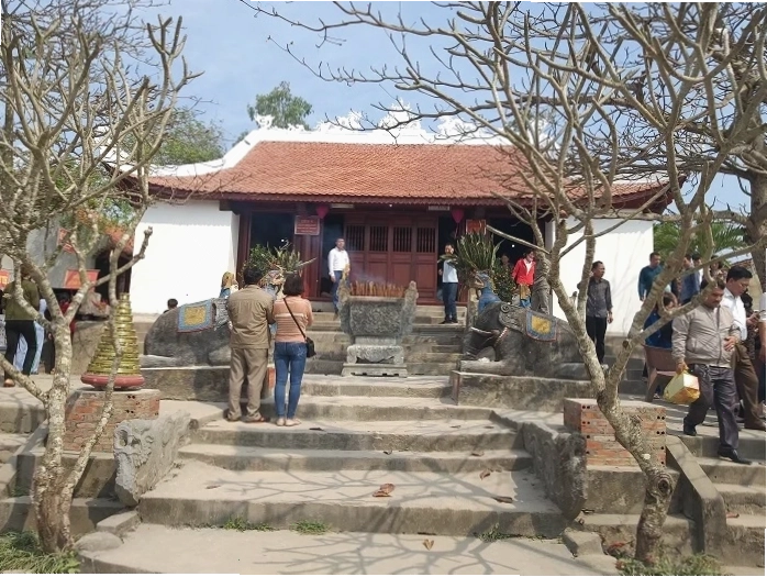 Du khách thành kính dâng hương tại Đền Cờn
