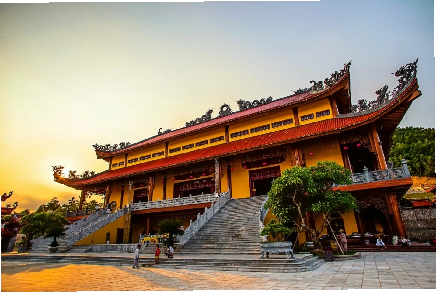 Du khách thắp hương tại Chùa Ba Vàng trong không khí trang nghiêm
