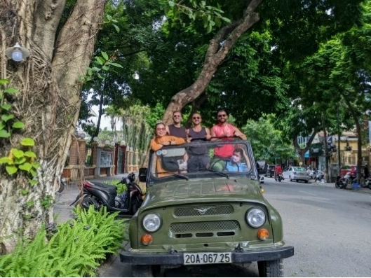 Du khách thích thú khi ngồi trên xe Jeep khám phá các con hẻm ở Hà Nội