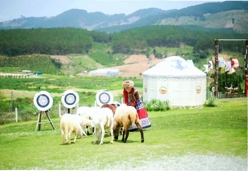 Du khách thích thú tạo dáng với trang phục Mông Cổ truyền thống tại Mongo Land