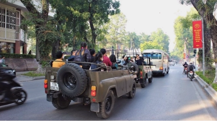 Du khách thích thú trên xe Jeep khám phá Phố Cổ Hà Nội