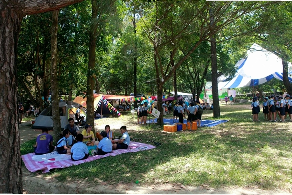 Du khách thư giãn bên bờ suối Lương