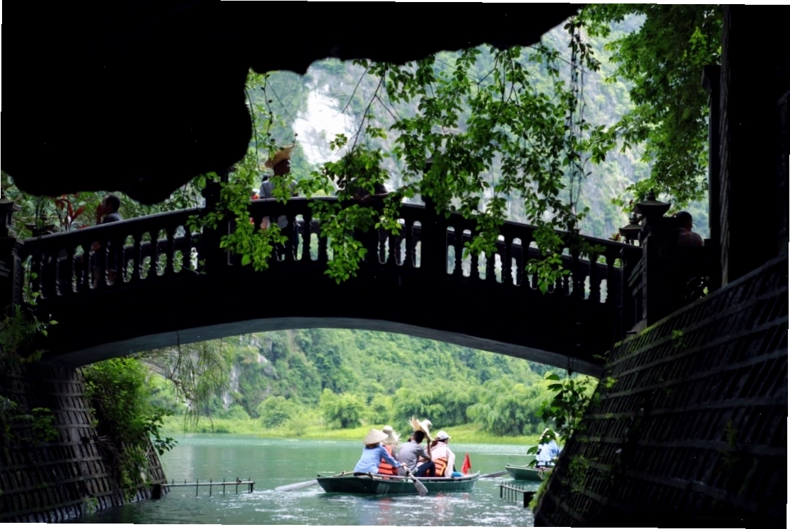 Du thuyền khám phá hang động tại khu du lịch sinh thái Tràng An