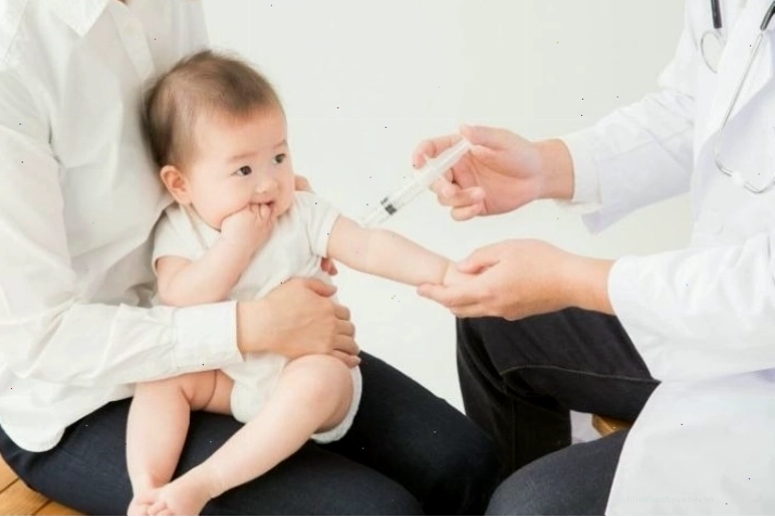 Em bé đang được tiêm phòng lao