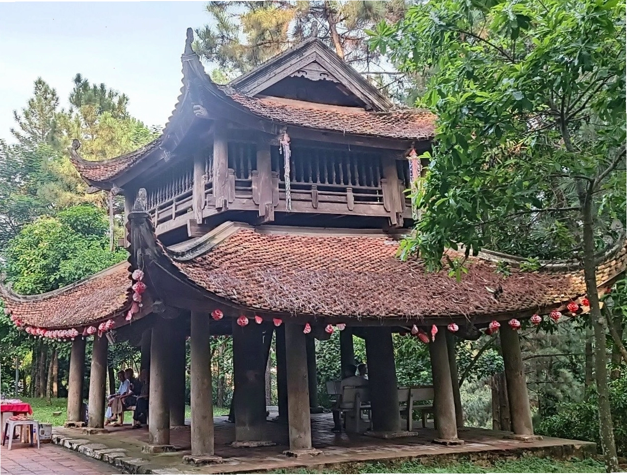 Gác chuông cổ kính tại Chùa Trầm Gian