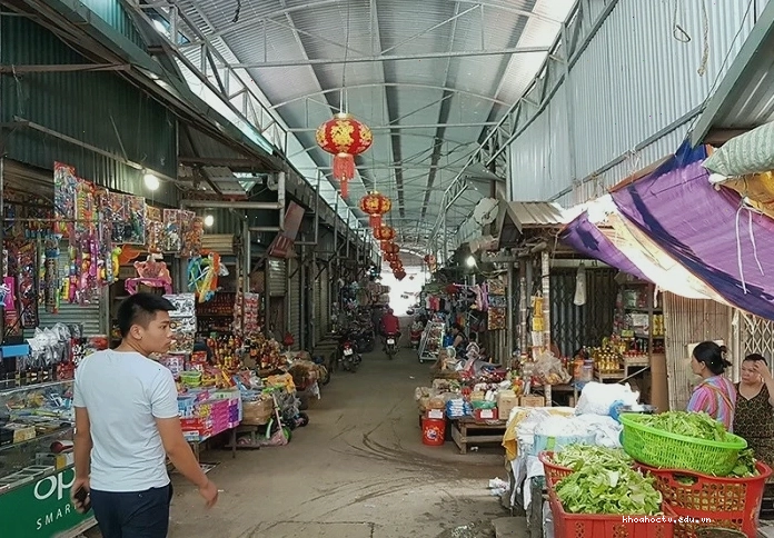 Gian hàng đồ khô và đặc sản địa phương