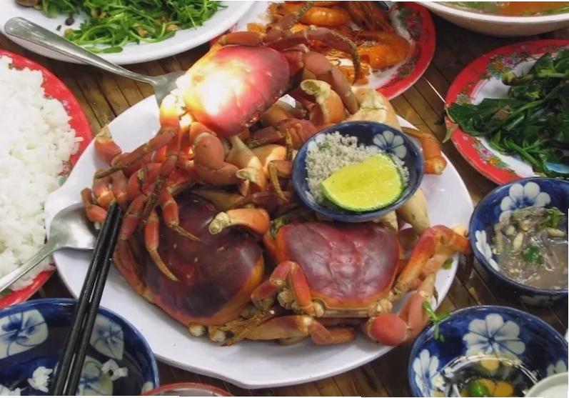 Hải sản tươi ngon được phục vụ trên bàn tiệc tại Cù Lao Chàm
