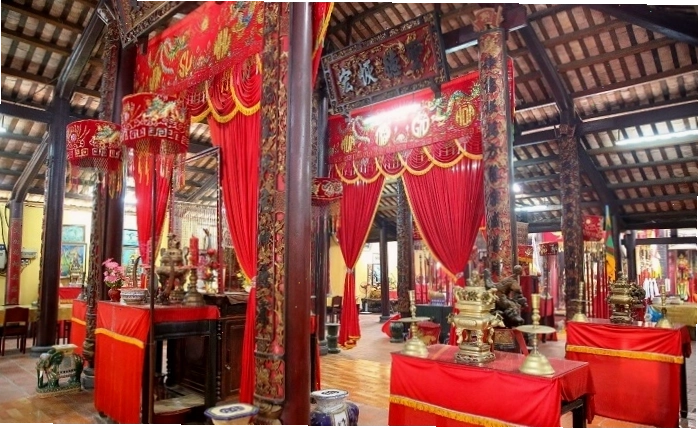 Hậu cảnh Đình Bình Thủy với các công trình phụ trợ