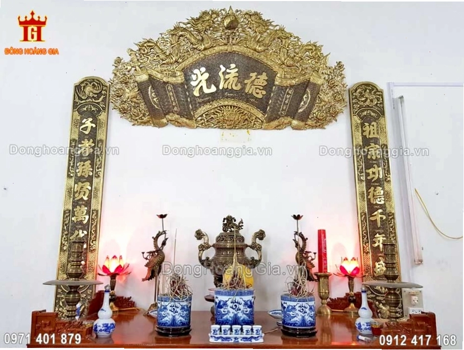 Hình ảnh bàn thờ gia tiên đẹp với bộ đồ thờ bằng đồng vàng hun giả cổ