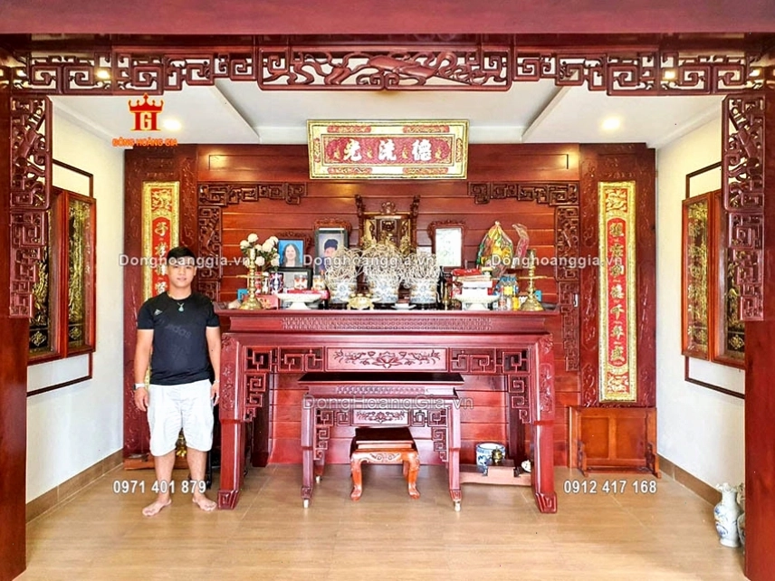 Hình ảnh bàn thờ gia tiên đẹp với bộ hoành phi câu đối bằng đồng vàng