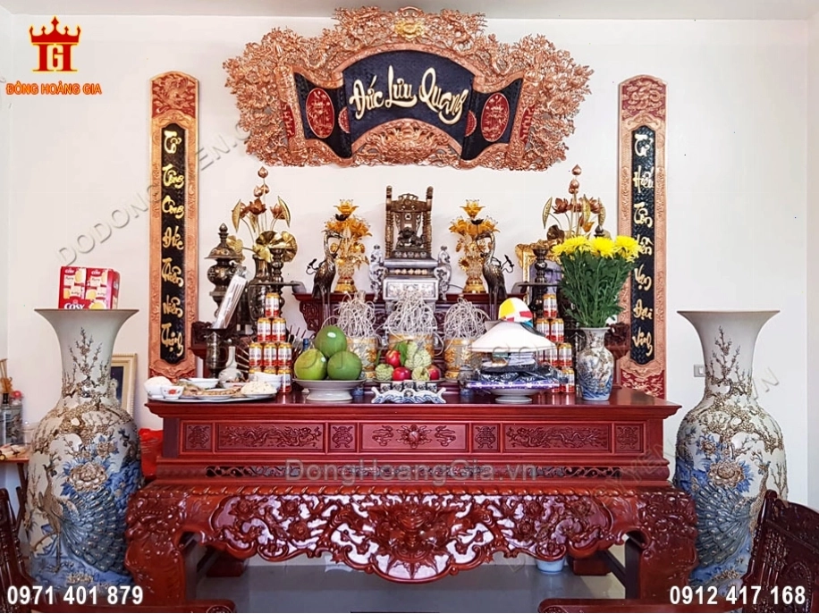 Hình ảnh bàn thờ gia tiên được sắp xếp đầy đủ các món phụ kiện bằng đồng khảm ngũ sắc