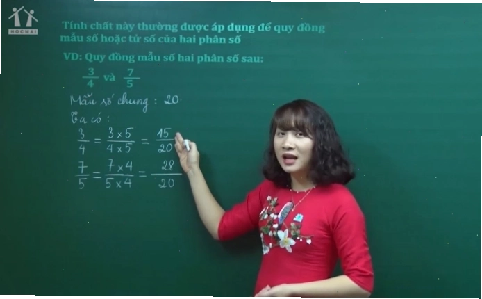 Hình ảnh cô giáo giảng dạy toán lớp 4