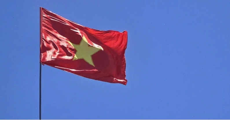 Hình ảnh cờ Việt Nam tung bay theo chiều ngang phù hợp cho máy tính