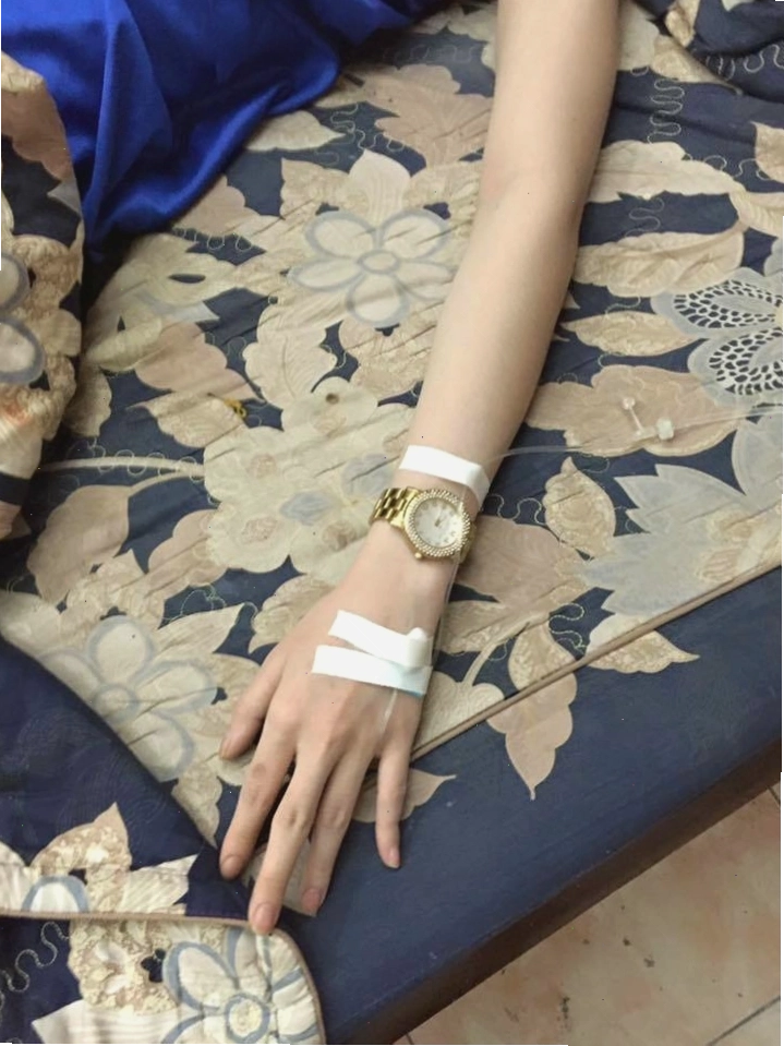 Hình ảnh truyền nước biển cho bé trai đang nằm nghỉ ngơi