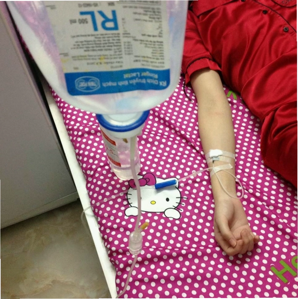 Hình ảnh truyền nước biển ở tay con trai, cho thấy tĩnh mạch và kim truyền