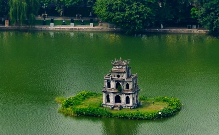 Hồ Gươm nằm giữa trung tâm quận Hoàn Kiếm, Hà Nội