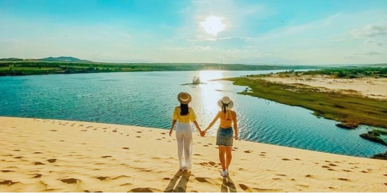 Hồ nước trong xanh giữa đồi cát trắng tại Bàu Trắng Mũi Né