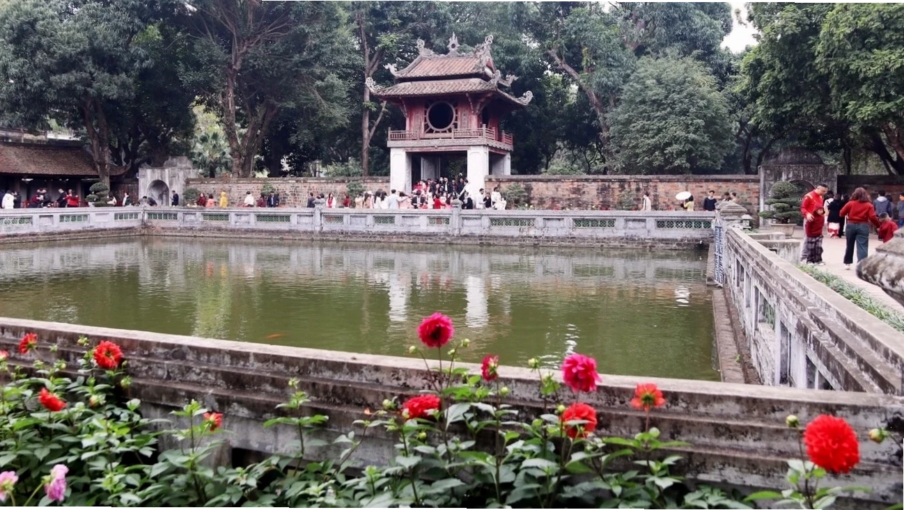 Hồ Văn tạo không gian yên bình tại Văn Miếu